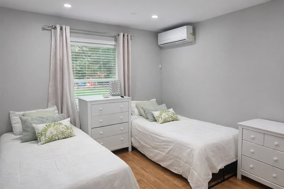 Bedroom 2 (first floor) with two twin beds