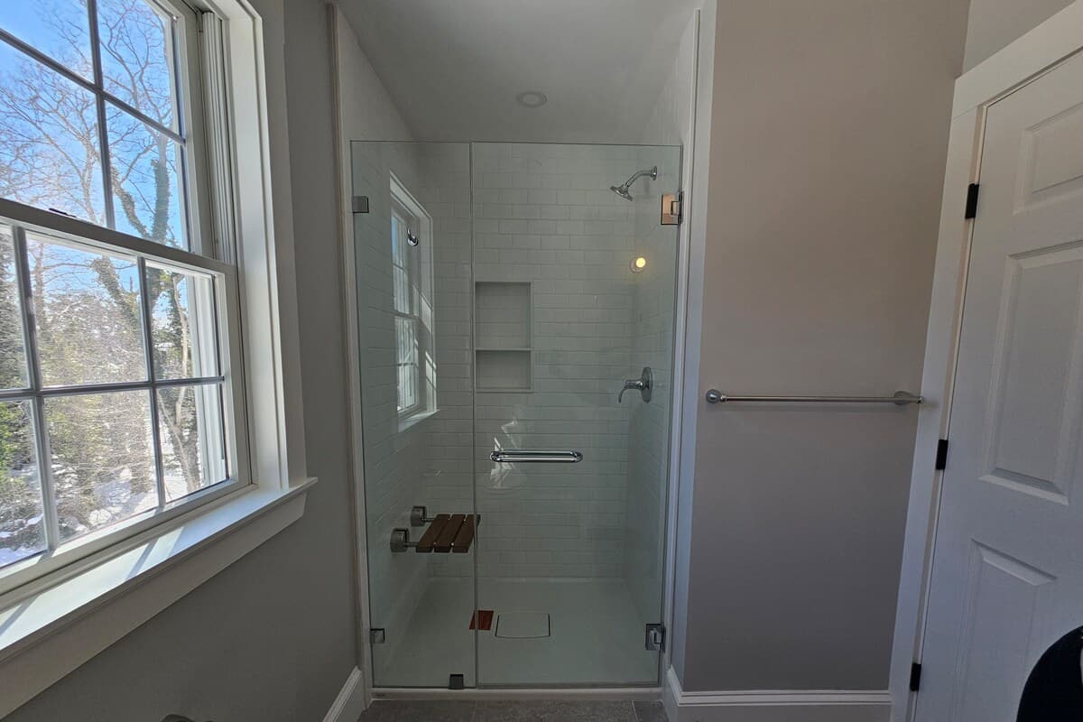 Hall full bathroom