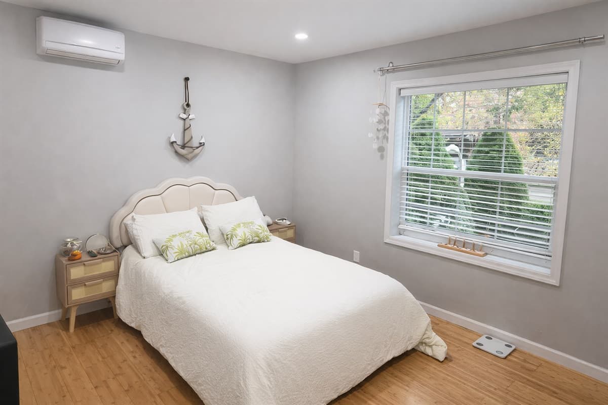 Bedroom 3 (first floor) with queen bed